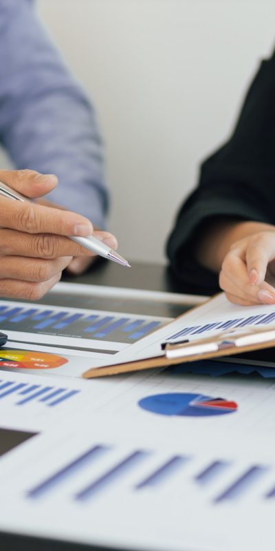 Dos hombres realizando asesoría empresarial con los servicios de ASEDEM