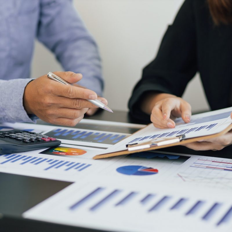 Dos hombres realizando asesoría empresarial con los servicios de ASEDEM