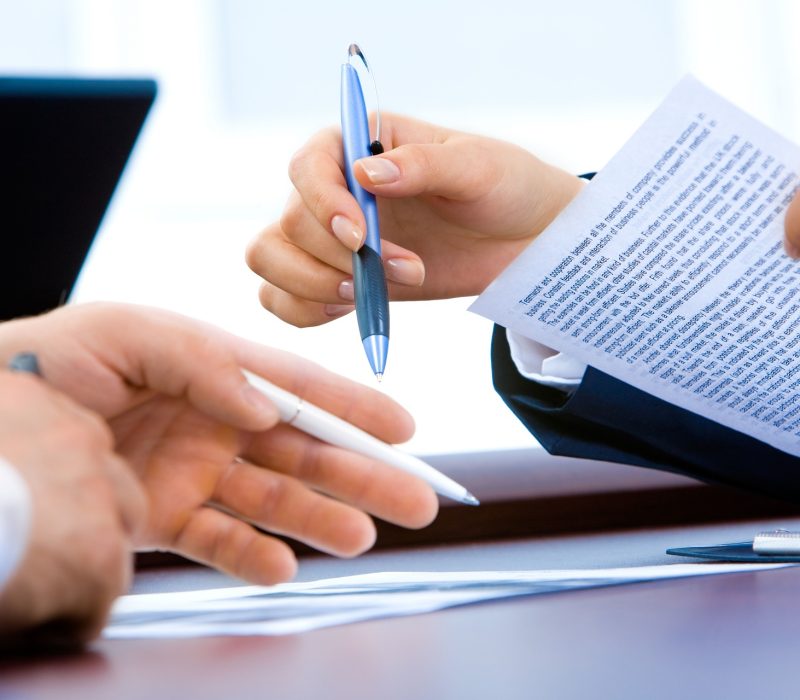 Dos hombres hablando sobre los servicios de ASEDEM