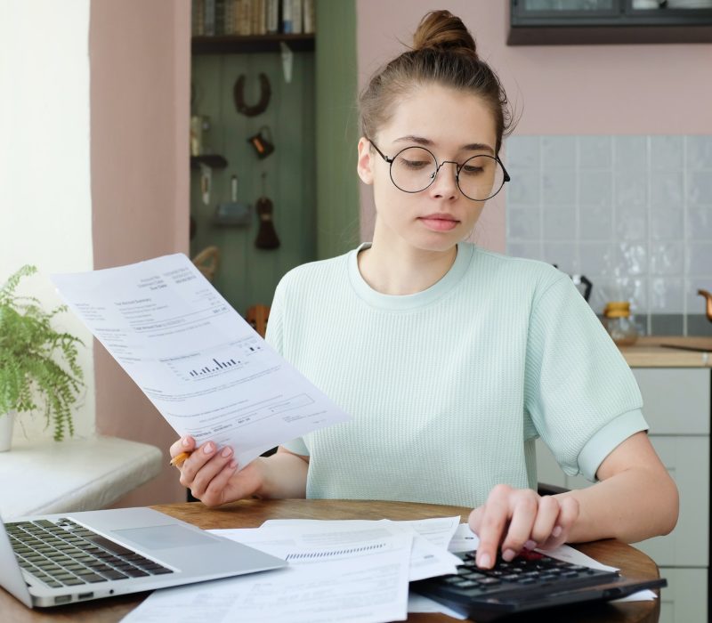 Mujer joven usando los servicios de ASEDEM